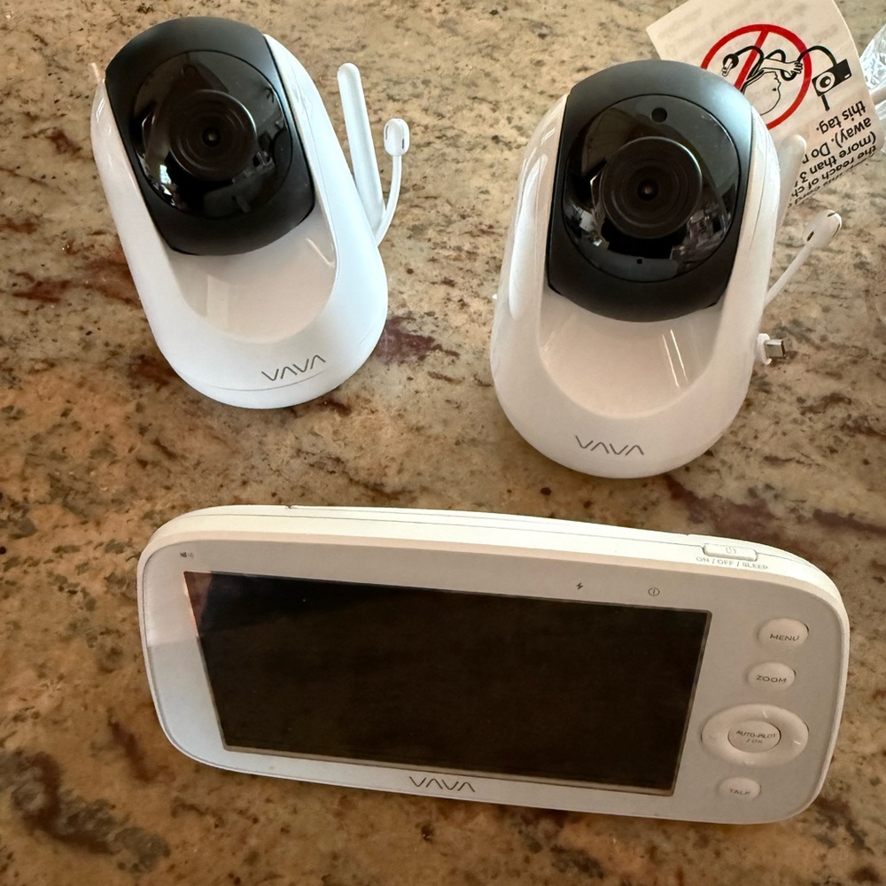 VAVA Split Screen Baby Monitor - Dual Camera System - Picture 2 of 3